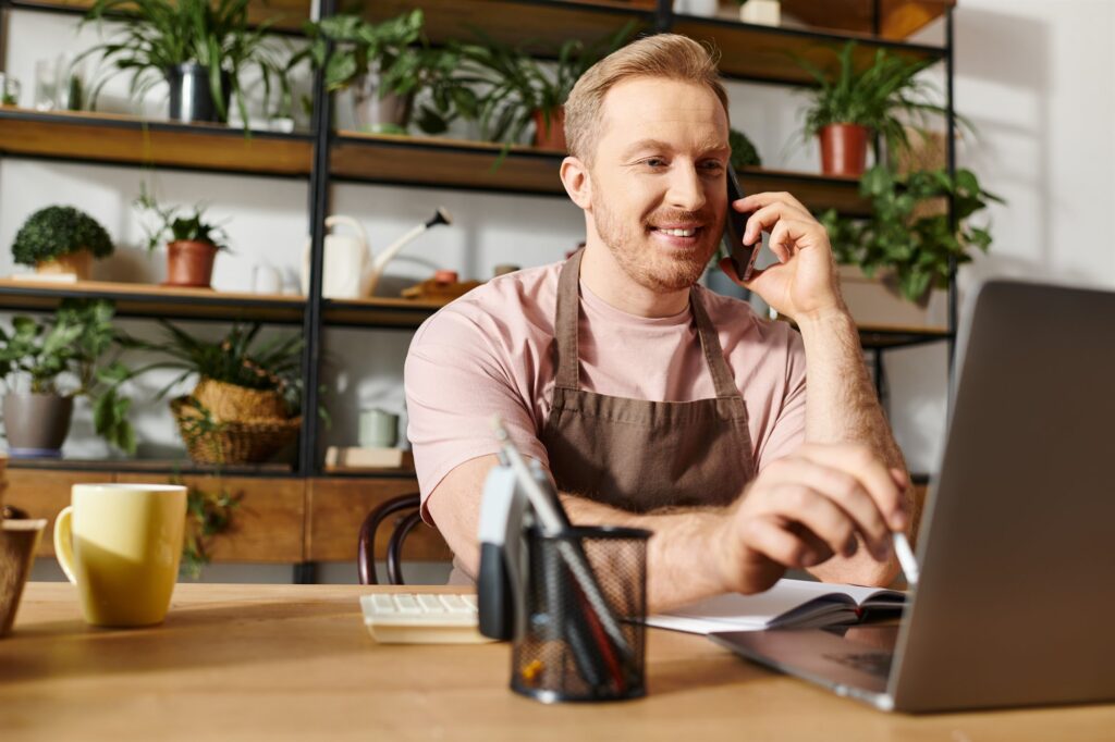 Acquisition de leads : chef d’entreprise répondant à une demande de client au téléphone