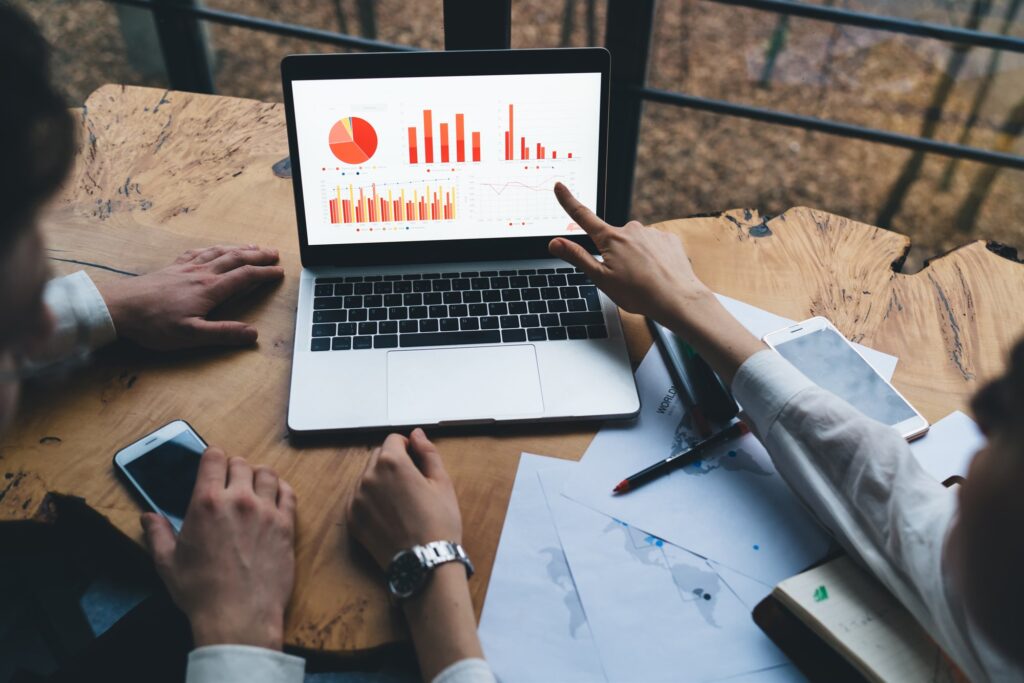 Google Ads ou SEO : analyse des résultats d’une campagne sur ordinateur portable