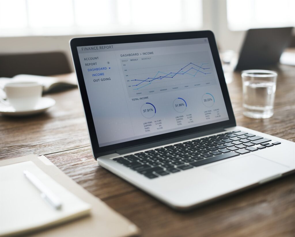 Refonte site référencement : ordinateur portable affichant les statistiques de trafic d’un site