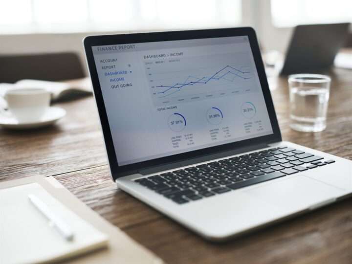 Refonte site référencement : ordinateur portable affichant les statistiques de trafic d’un site